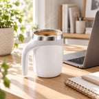 Självomrörande mugg på skrivbord bredvid laptop