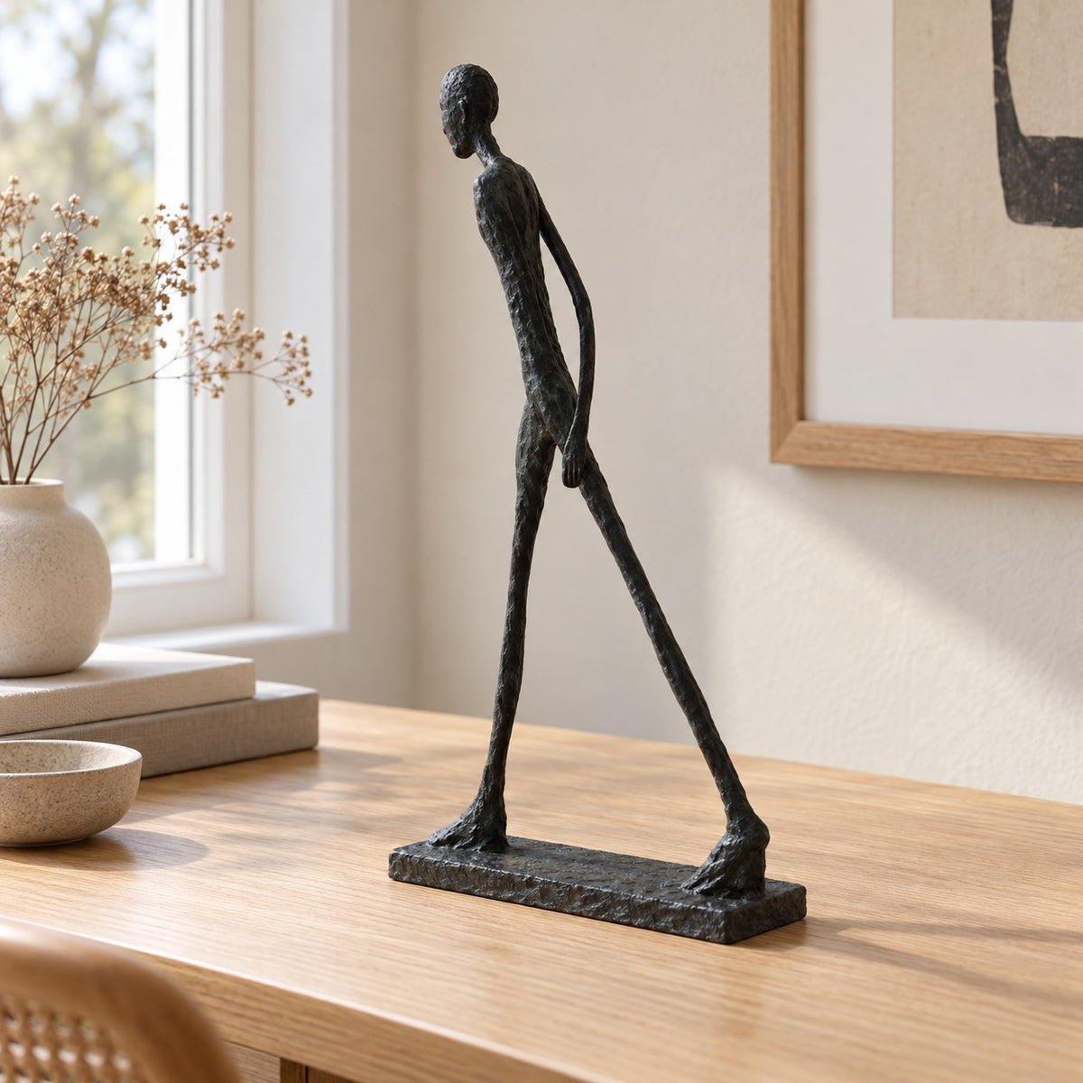 Gående figurskulptur