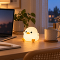 Anklampa i vit silikon på skrivbordet bredvid laptop och kaffe