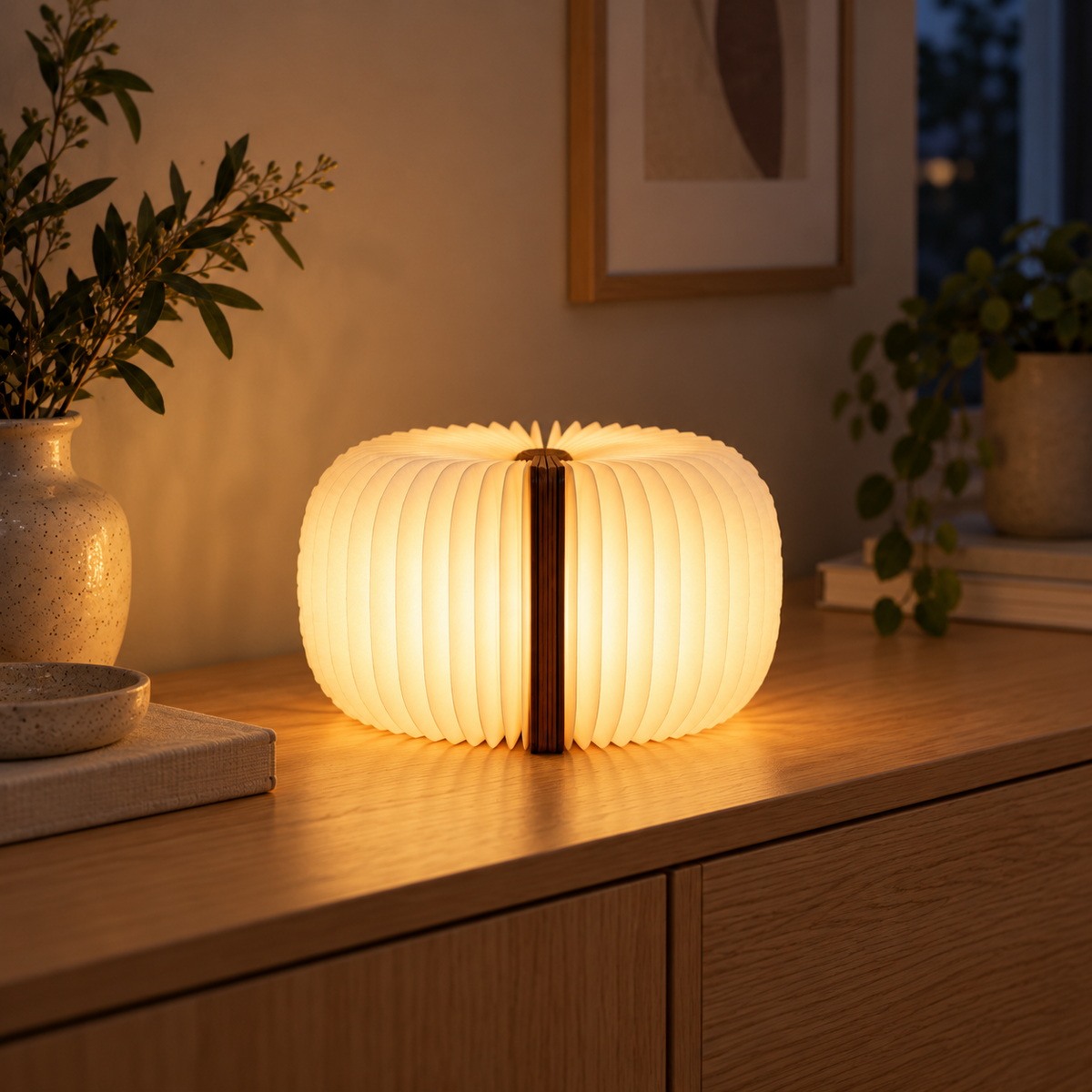 Designlampa i bokform med träpärmar
