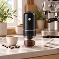 Laddbar kaffekvarn bredvid espressomaskin i köket