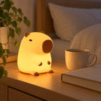 Capybara-lampa i silikon tänd på nattduksbord i sovrum