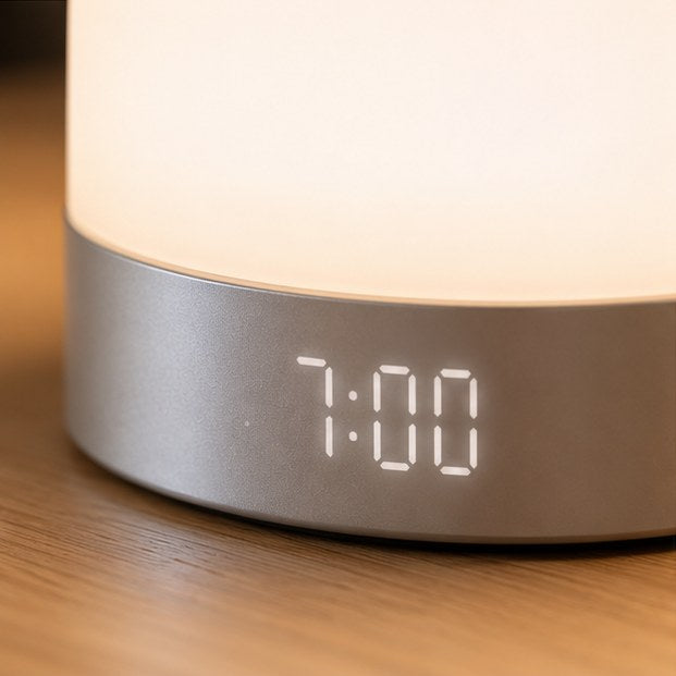 Närbild på digital klocka i väckarklockans silverfot