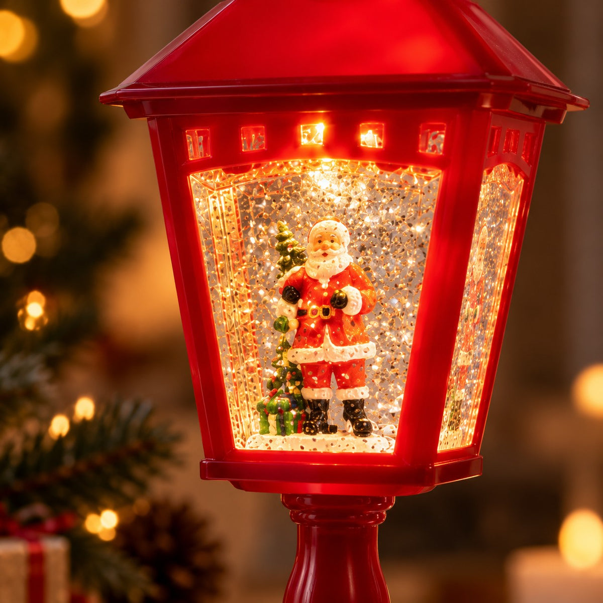 Jullykta med tomte och glittersnö i närbild